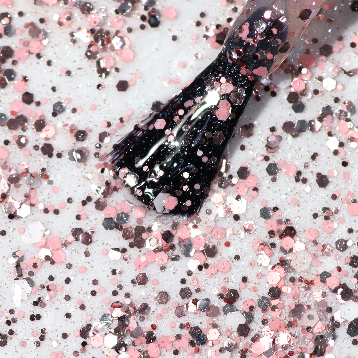 The Snowglobe Confetti Topper by LONDONTOWN adds a sparkling finish with pink and silver glitter to a white surface.